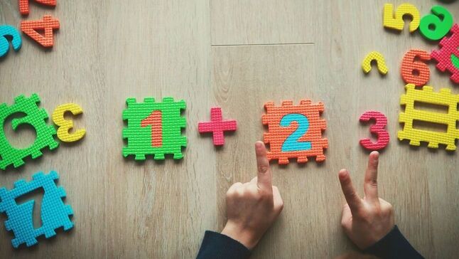 kid hands counting 1 + 2 = 3 fingers learning hands-on